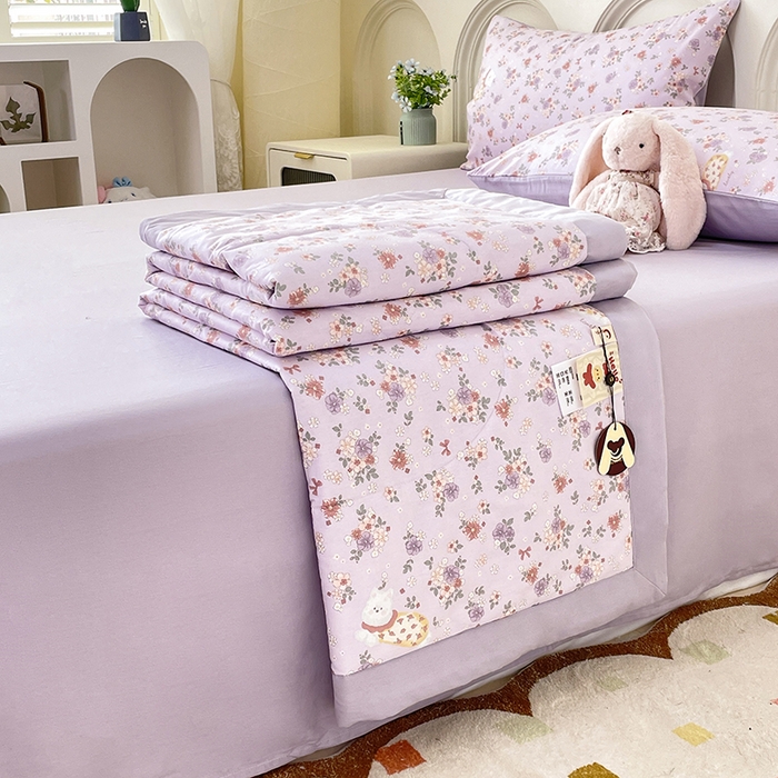 91家纺网 家纺一手货源 找家纺 宜家坊 2025新款全棉夏被碎花卡通小清新简约纯棉夏凉被夏被四件套三件套 紫荆花猫