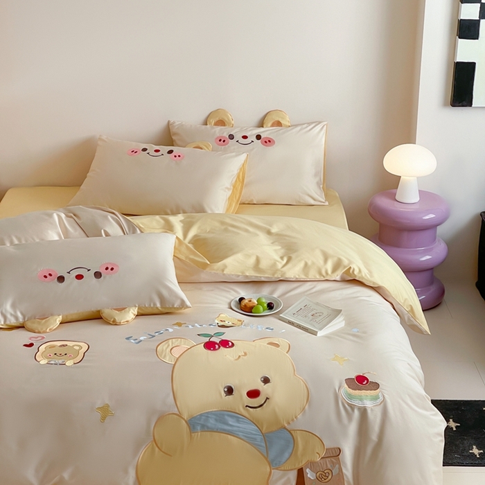 91家纺网 家纺一手货源 找家纺 紫桐2025新款长绒棉贴布绣四件套 黄油小熊 奶油黄