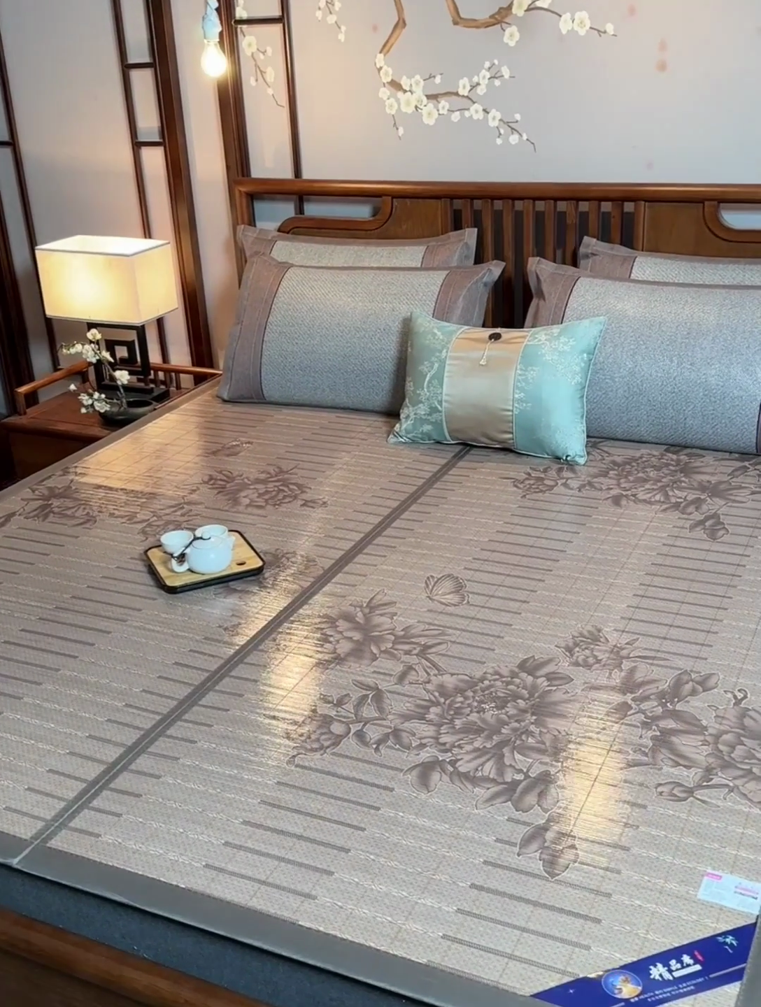 91家纺网 家纺一手货源 找家纺 苏迪凉席竹席2025新款竹席凉席冰丝席碳化双面印花藤草席 蝶恋花-浅灰