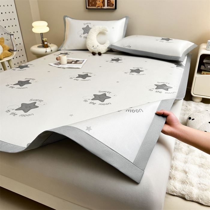 91家纺网 家纺一手货源 找家纺 雯豆2025夏季新品冰藤印花凉席三件套平铺绑带款冰丝凉席三件套 冰藤席-绑带款-简约星辰