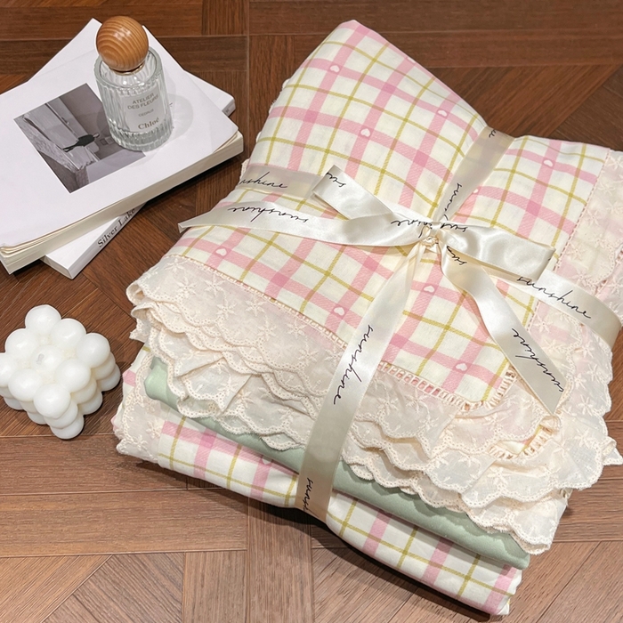 91家纺网 家纺一手货源 找家纺 荣轩家居 2025新款全棉双层纱镂空花边工艺款四件套抹茶红豆