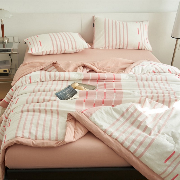 91家纺网 家纺一手货源 找家纺 金鹰 2025新款A类纯棉水洗棉三层条纹提花大豆夏被四件套 条纹-浅粉