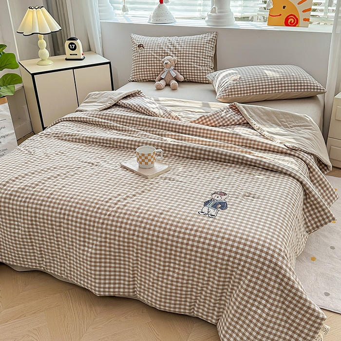 91家纺网 家纺一手货源 找家纺 大境 2025新款专版纯棉色织水洗棉刺绣全棉夏被四件套 篮球小熊-格子咖