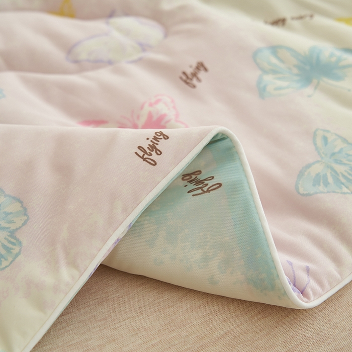 91家纺网 家纺一手货源 找家纺 畅销被业 2025新款凉感丝卡通系列印花夏被 蝴蝶粉