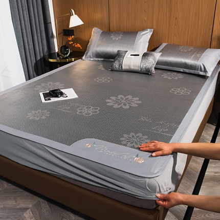 91家纺网 家纺一手货源 找家纺 （总）摩妮卡 2025新款刺绣双面冰藤席床笠款三件套