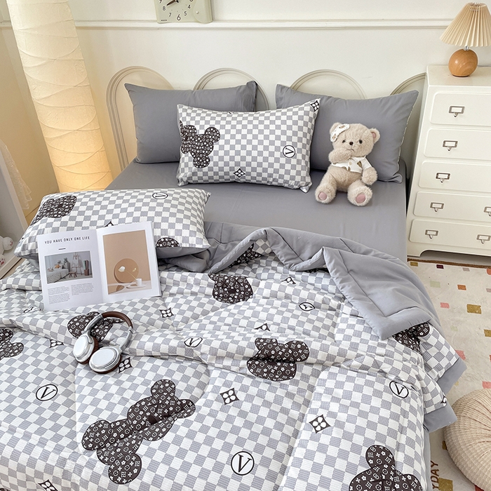 91家纺网 家纺一手货源 找家纺 宜家坊 2025新款全棉夏被碎花卡通小清新简约纯棉夏凉被夏被四件套三件套 芭比熊