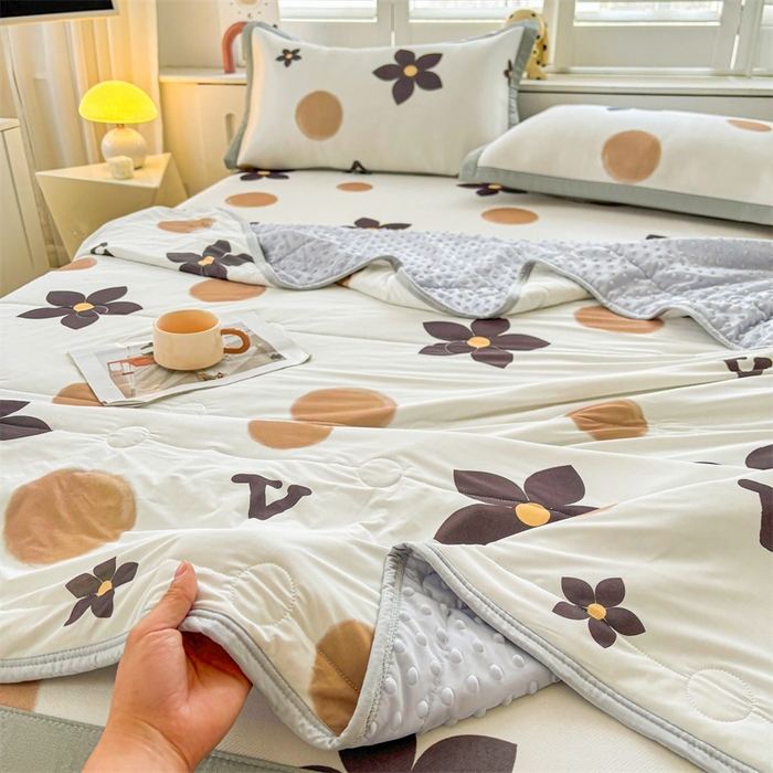 91家纺网 家纺一手货源 找家纺 雯豆2025夏季新品冰丝碳光凉席+凉感丝印花夏被四件套卡通小清新绑带席子四件套 冰丝夏被四件套-五瓣花