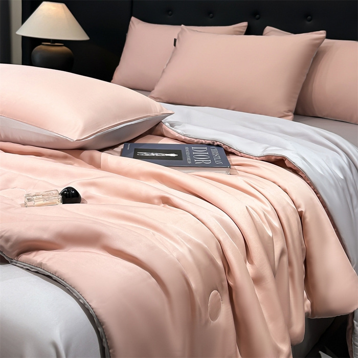 91家纺网 家纺一手货源 找家纺 金鹰 2025新款A类莱赛尔50天丝拼色空调被大豆夏被四件套 粉色