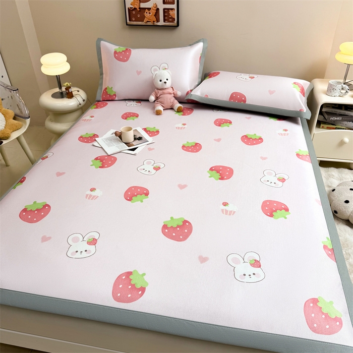 91家纺网 家纺一手货源 找家纺 雯豆2025夏季新品冰藤印花凉席三件套平铺绑带款冰丝凉席三件套 冰藤席-绑带款-草莓兔