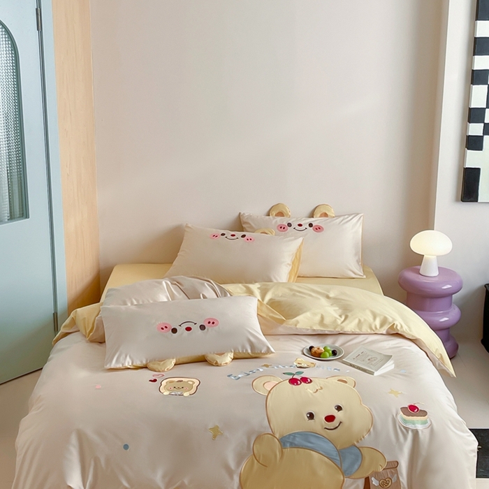 91家纺网 家纺一手货源 找家纺 紫桐2025新款长绒棉贴布绣四件套 黄油小熊 奶油黄