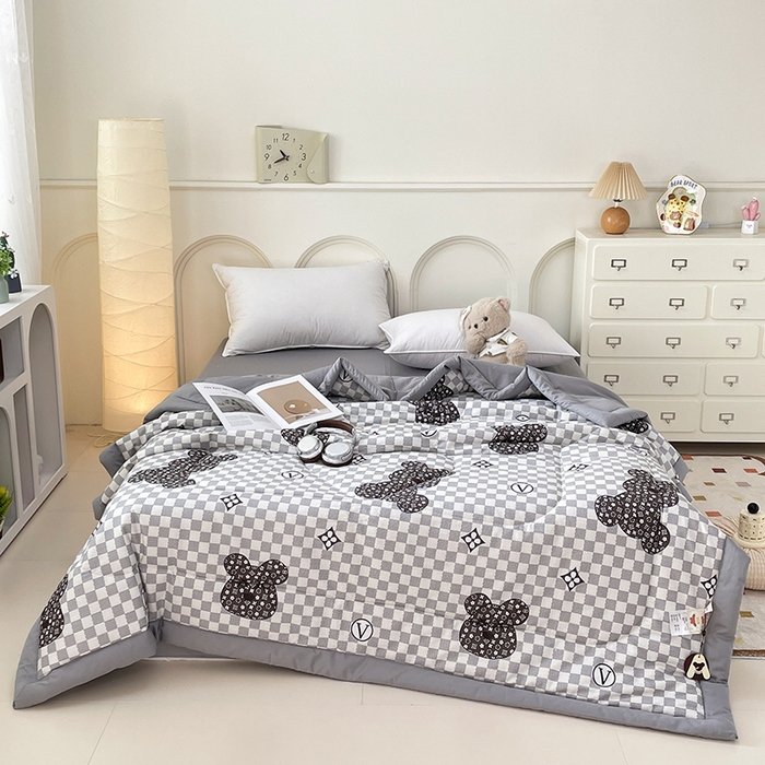 91家纺网 家纺一手货源 找家纺 宜家坊 2025新款全棉夏被碎花卡通小清新简约纯棉夏凉被夏被四件套三件套 芭比熊