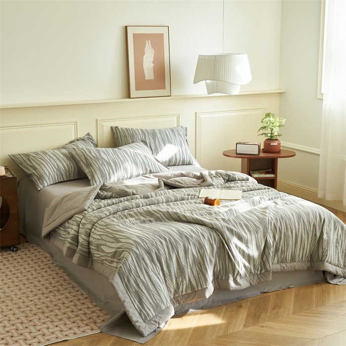 91家纺网 家纺一手货源 找家纺 金鹰 2025新款A类纯棉提花水洗棉全棉空调被大豆夏被四件套 条纹-暗灰