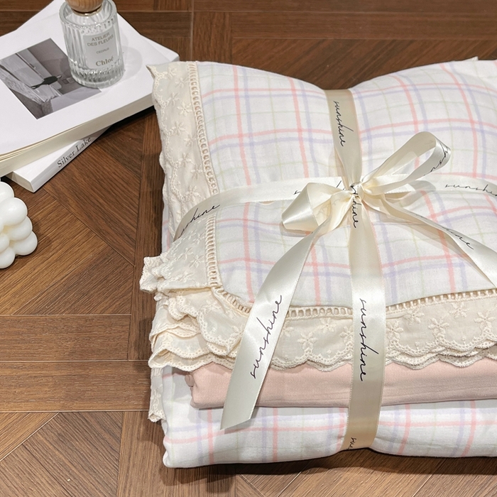 91家纺网 家纺一手货源 找家纺 荣轩家居 2025新款全棉双层纱镂空花边工艺款四件套奶香芋泥