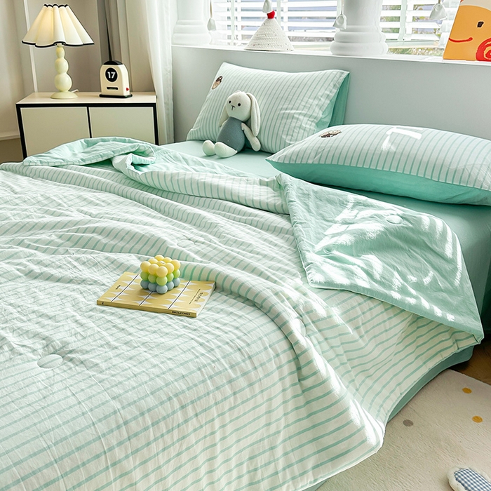 91家纺网 家纺一手货源 找家纺 大境 2025新款专版纯棉色织水洗棉刺绣全棉夏被四件套 篮球小熊-条纹绿