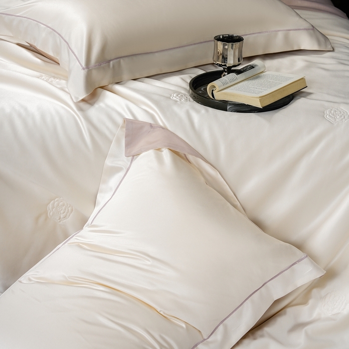 91家纺网 家纺一手货源 找家纺 丽卡家纺 2025新款凉爽鸭天丝夏被四件套 奶油白+卡其