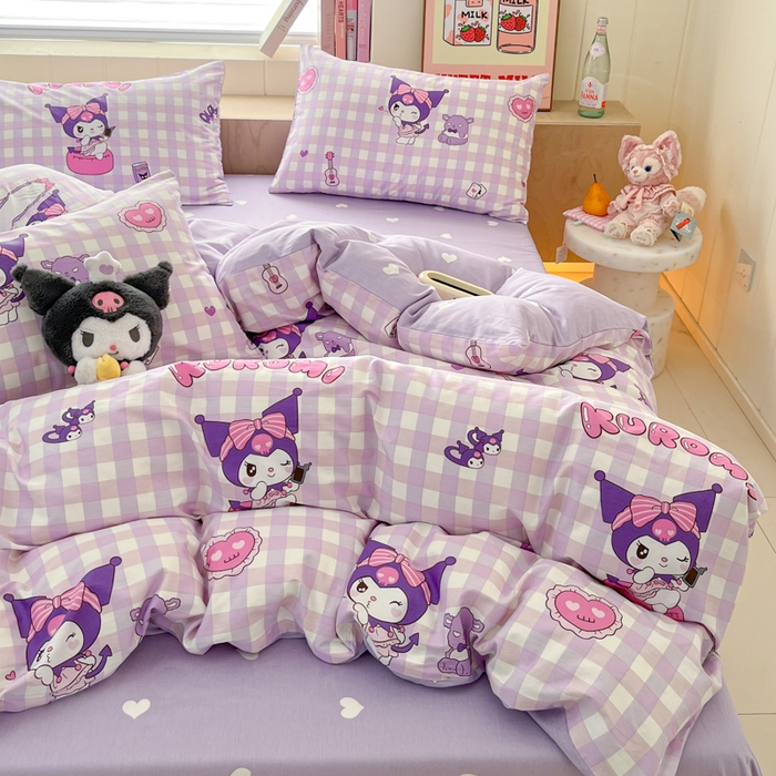 91家纺网 家纺一手货源 找家纺 博雅 2025新款三丽鸥卡通全棉印花小版四件套 小方格库洛米