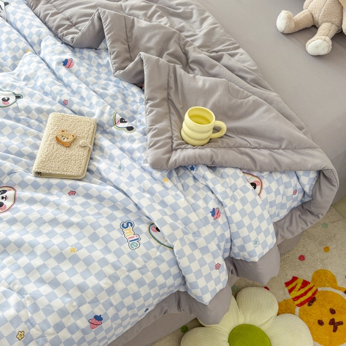 91家纺网 家纺一手货源 找家纺 梦舒羽2025新款小清新系列水洗棉夏被 棋盘小熊