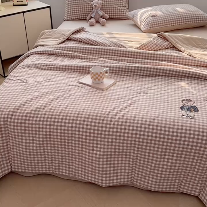 91家纺网 家纺一手货源 找家纺 大境 2025新款专版纯棉色织水洗棉刺绣全棉夏被四件套 篮球小熊-格子咖