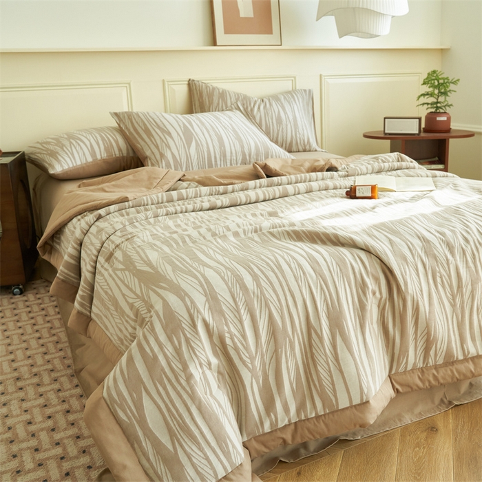 91家纺网 家纺一手货源 找家纺 金鹰 2025新款A类纯棉提花水洗棉全棉空调被大豆夏被四件套 条纹-浅咖