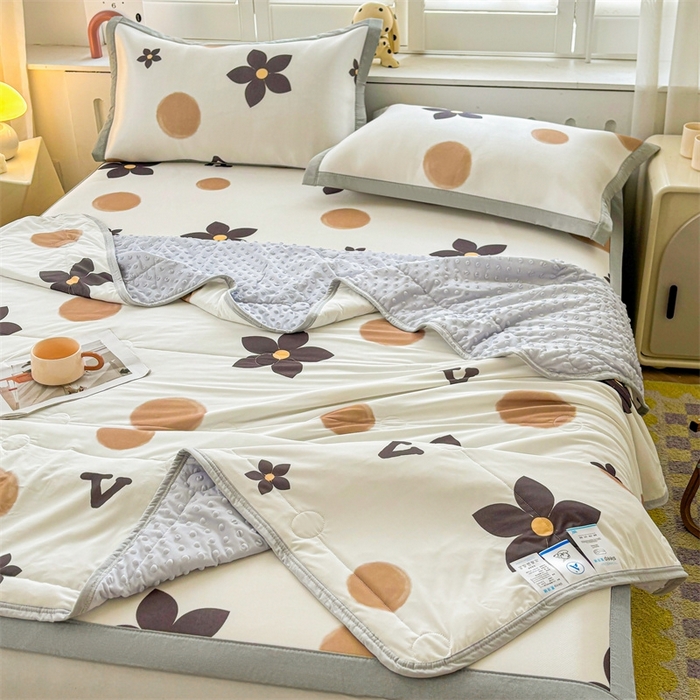 91家纺网 家纺一手货源 找家纺 雯豆2025夏季新品冰丝碳光凉席+凉感丝印花夏被四件套卡通小清新绑带席子四件套 冰丝夏被四件套-五瓣花