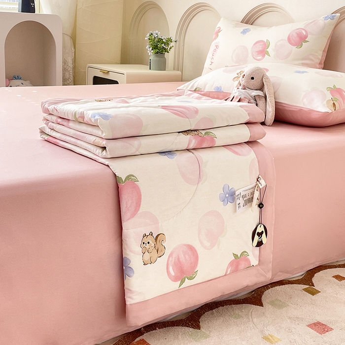 91家纺网 家纺一手货源 找家纺 宜家坊 2025新款全棉夏被碎花卡通小清新简约纯棉夏凉被夏被四件套三件套 蜜桃松鼠