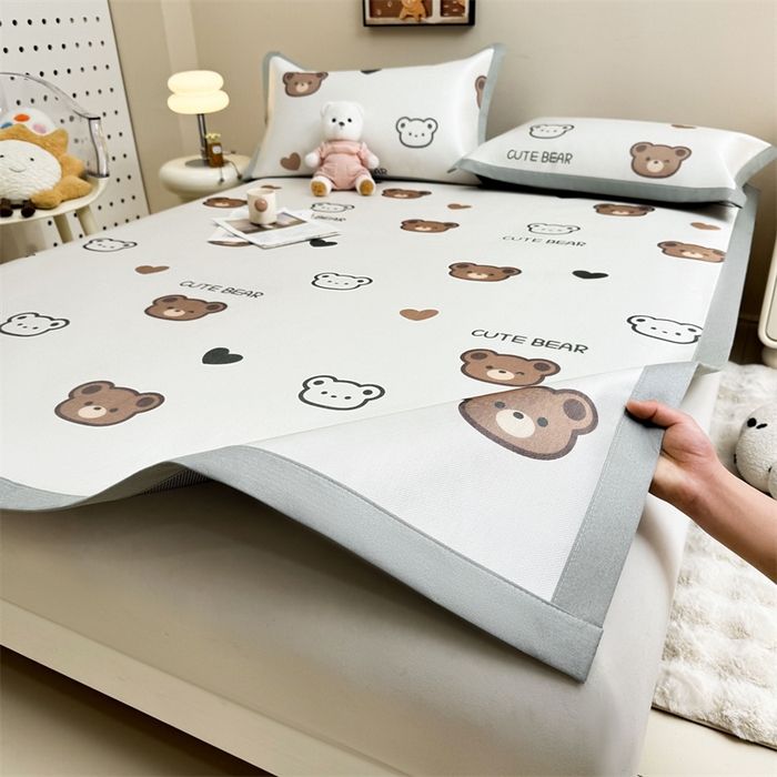 91家纺网 家纺一手货源 找家纺 雯豆2025夏季新品冰藤印花凉席三件套平铺绑带款冰丝凉席三件套 冰藤席-绑带款-波点小熊