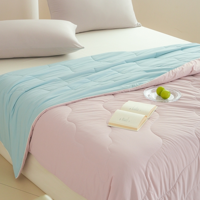 91家纺网 家纺一手货源 找家纺 丽卡家纺2025新款好爽鸭锦氨凉感夏被子被芯 浅粉+水蓝