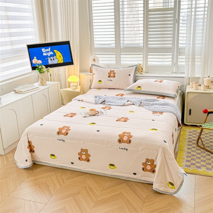 91家纺网 家纺一手货源 找家纺 雯豆2025夏季新品冰丝碳光凉席+凉感丝印花夏被四件套卡通小清新绑带席子四件套 冰丝夏被四件套-咖啡小熊