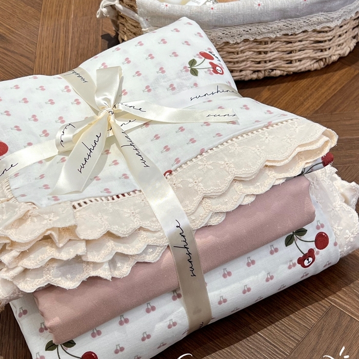 91家纺网 家纺一手货源 找家纺 荣轩家居 2025新款全棉双层纱镂空花边工艺款四件套樱桃小熊