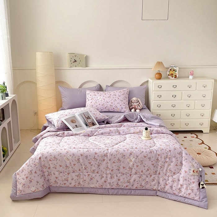 91家纺网 家纺一手货源 找家纺 宜家坊 2025新款全棉夏被碎花卡通小清新简约纯棉夏凉被夏被四件套三件套 紫荆花猫