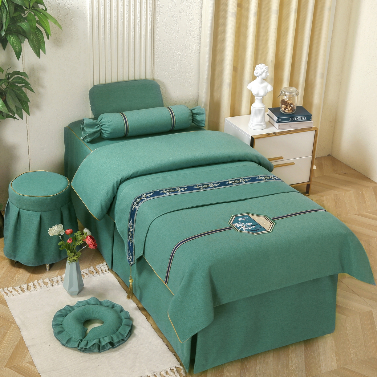 91家纺网 家纺一手货源 找家纺 芙怡 2025春夏新款8023款棉麻绒贴花美 容床罩-花漾系列 花漾-墨绿