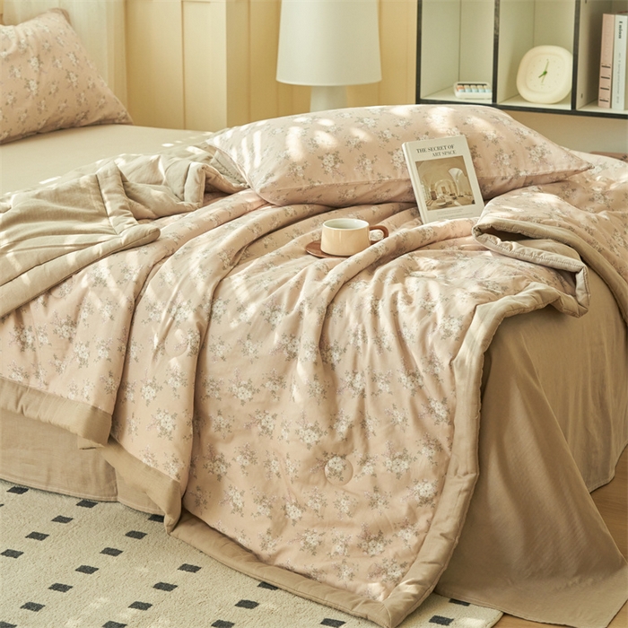 91家纺网 家纺一手货源 找家纺 金鹰 2025新款A类纯棉双层纱大豆夏被四件套全棉夏凉被空调被 浪漫回忆