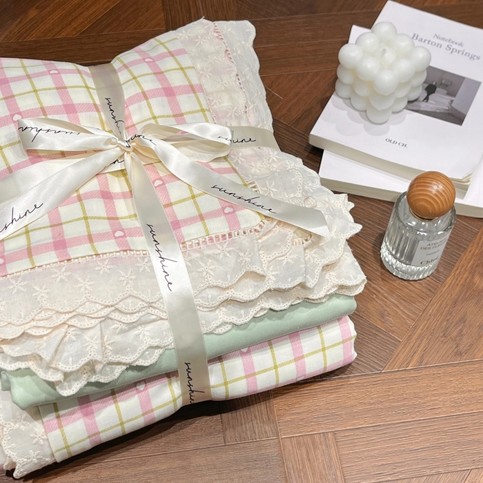 91家纺网 家纺一手货源 找家纺 荣轩家居 2025新款全棉双层纱镂空花边工艺款四件套抹茶红豆