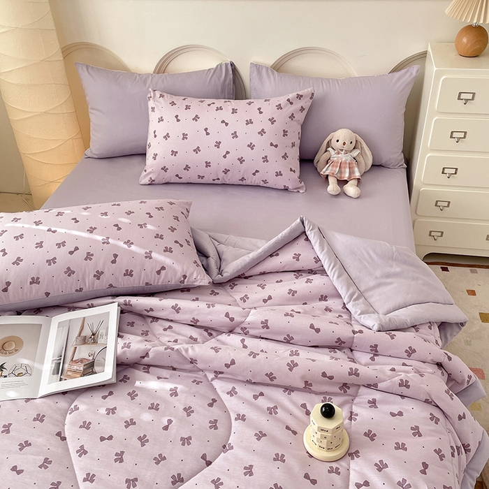 91家纺网 家纺一手货源 找家纺 宜家坊 2025新款全棉夏被碎花卡通小清新简约纯棉夏凉被夏被四件套三件套 紫色蝴蝶结