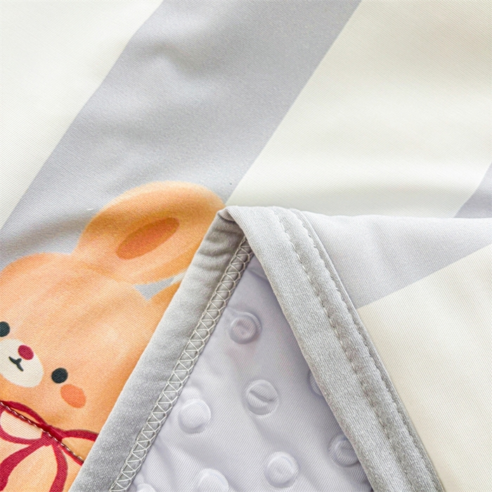 91家纺网 家纺一手货源 找家纺 雯豆2025夏季新品冰丝碳光凉席+凉感丝印花夏被四件套卡通小清新绑带席子四件套 冰丝夏被四件套-条纹兔