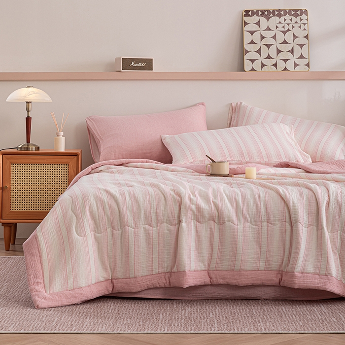 91家纺网 家纺一手货源 找家纺 吾诺 2025 全棉色织泡泡棉双层纱夏被大豆夏被全棉夏被四件套被子被芯 浅粉条