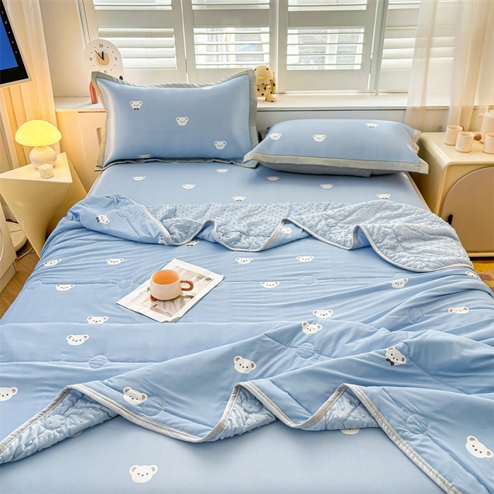 91家纺网 家纺一手货源 找家纺 雯豆2025夏季新品冰丝碳光凉席+凉感丝印花夏被四件套卡通小清新绑带席子四件套 冰丝夏被四件套-可爱点点