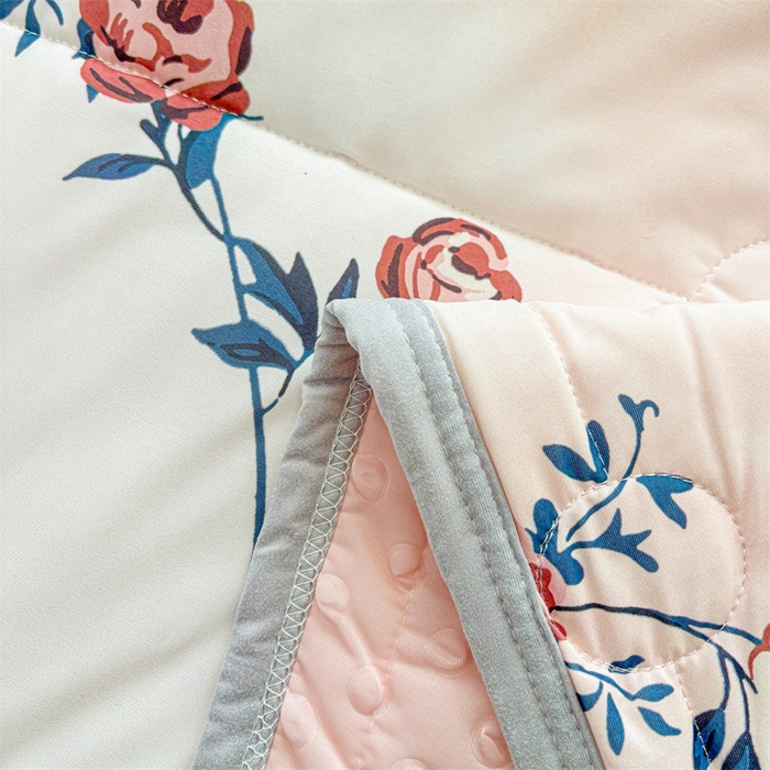 91家纺网 家纺一手货源 找家纺 雯豆2025夏季新品冰丝碳光凉席+凉感丝印花夏被四件套卡通小清新绑带席子四件套 冰丝夏被四件套-闻香玫瑰色