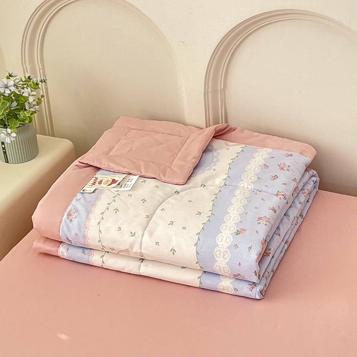 91家纺网 家纺一手货源 找家纺 宜家坊 2025新款全棉夏被碎花卡通小清新简约纯棉夏凉被夏被四件套三件套 爱丽丝梦游