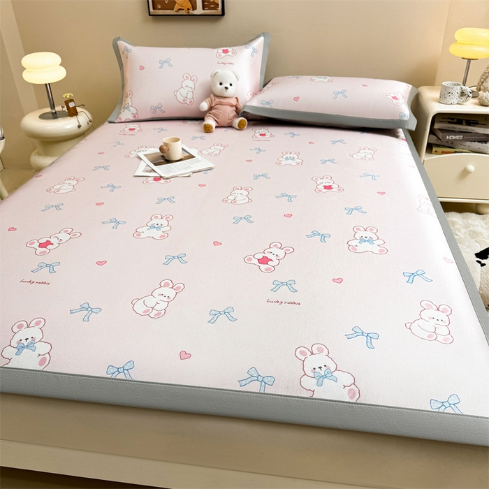 91家纺网 家纺一手货源 找家纺 雯豆2025夏季新品冰藤印花凉席三件套平铺绑带款冰丝凉席三件套 冰藤席-绑带款-爱心兔