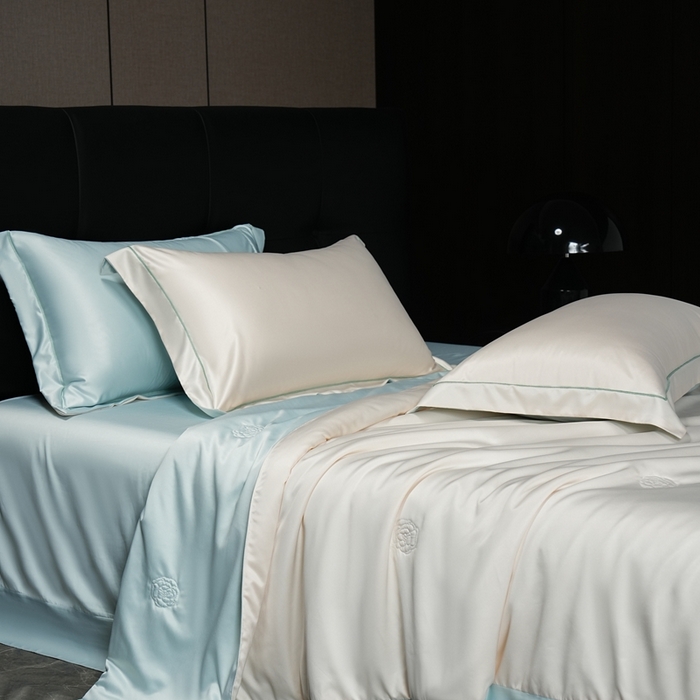 91家纺网 家纺一手货源 找家纺 丽卡家纺 2025新款凉爽鸭天丝夏被四件套 奶油玉+水绿