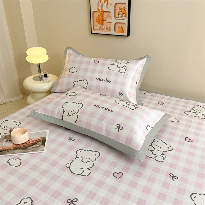 91家纺网 家纺一手货源 找家纺 雯豆2025夏季新品冰藤印花凉席三件套平铺绑带款冰丝凉席三件套 冰藤席-绑带款-格子小熊