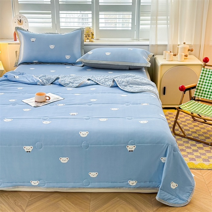 91家纺网 家纺一手货源 找家纺 雯豆2025夏季新品冰丝碳光凉席+凉感丝印花夏被四件套卡通小清新绑带席子四件套 冰丝夏被四件套-可爱点点