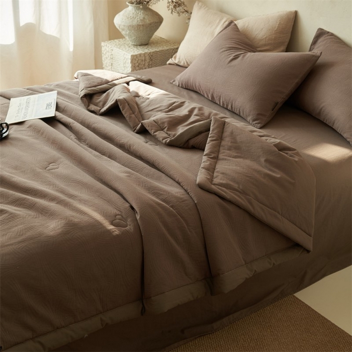 91家纺网 家纺一手货源 找家纺 金鹰 2025新款A类纯棉水洗棉三层流年提花大豆夏被四件套 流年-棕色