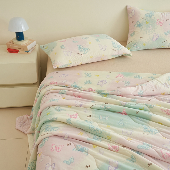 91家纺网 家纺一手货源 找家纺 畅销被业 2025新款凉感丝卡通系列印花夏被 蝴蝶粉