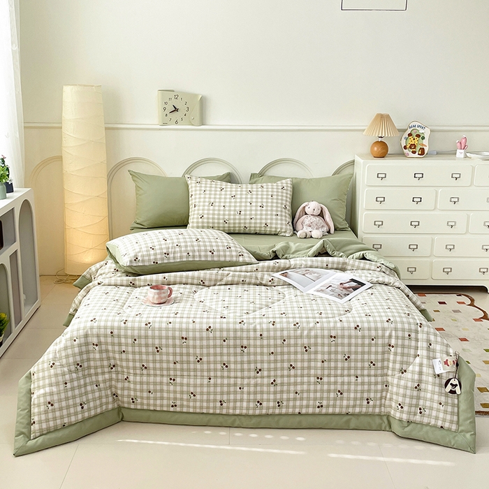 91家纺网 家纺一手货源 找家纺 宜家坊 2025新款全棉夏被碎花卡通小清新简约纯棉夏凉被夏被四件套三件套 樱桃格子绿