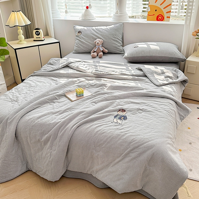 91家纺网 家纺一手货源 找家纺 大境 2025新款专版纯棉色织水洗棉刺绣全棉夏被四件套 篮球小熊-细条灰