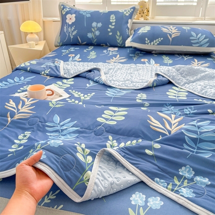 91家纺网 家纺一手货源 找家纺 （总）雯豆2025夏季新品冰丝碳光凉席+凉感丝印花夏被四件套卡通小清新绑带席子四件套