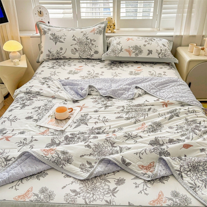 91家纺网 家纺一手货源 找家纺 雯豆2025夏季新品冰丝碳光凉席+凉感丝印花夏被四件套卡通小清新绑带席子四件套 冰丝夏被四件套-笔墨书香