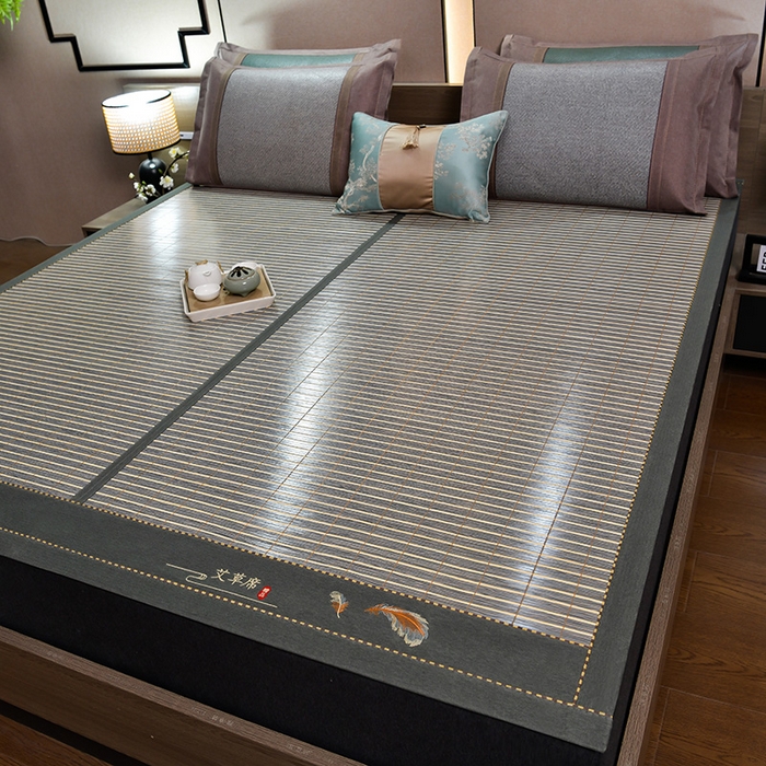 91家纺网 家纺一手货源 找家纺 苏迪凉席竹席2025新款竹席凉席冰丝席碳化双面印花藤草席 艾草-灰木纹